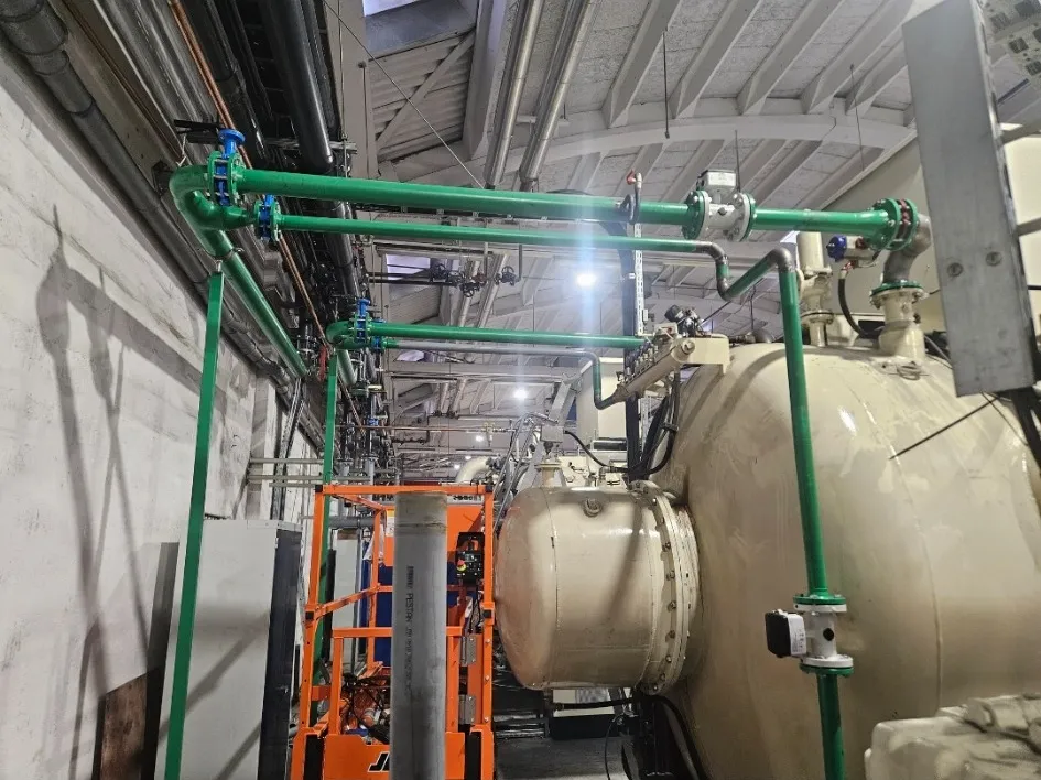 Povezave industrijskih cevovodov s tehnološkimi napravami